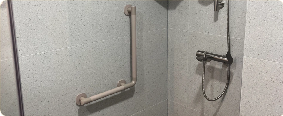 욕실 벽에 설치한 무광 실리콘 안전손잡이 예시